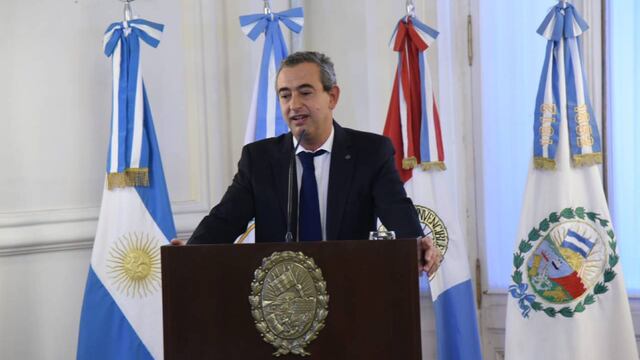 El jefe del Palacio de los Leones anunció el proyecto de ley para participar en el nombramiento de jefes policiales.
