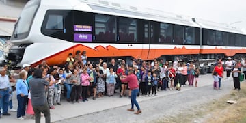 Lágrimas de emoción y hasta demostraciones de algarabía se vio entre los vecinos de Volcán, que masivamente concurrieron a la estación del ferrocarril para recibir a la duplas del Tren Turístico que devolverá a la zona la actividad ferroviaria tras varias décadas de ausencia del servicio.