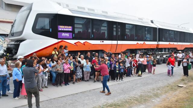 Lágrimas de emoción y hasta demostraciones de algarabía se vio entre los vecinos de Volcán, que masivamente concurrieron a la estación del ferrocarril para recibir a la duplas del Tren Turístico que devolverá a la zona la actividad ferroviaria tras varias décadas de ausencia del servicio.