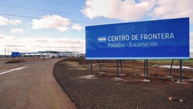 Se registran larga filas de autos para cruzar de Posadas a Encarnación.