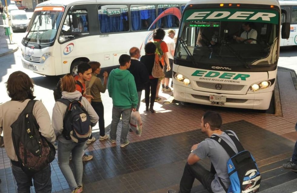 Córdoba: denuncian que los colectivos interurbanos llevan pasajeros apretados