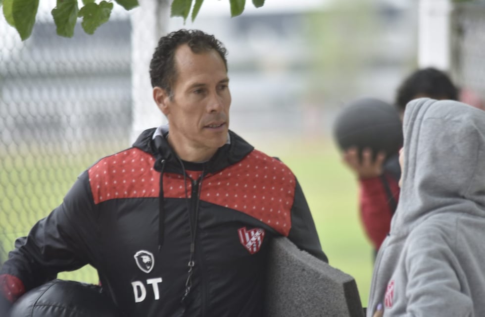 Una posible baja en Instituto modificaría media defensa para el lunes