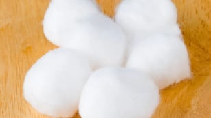 El algodón en el freezer es un truco casero muy utilizado durante el verano