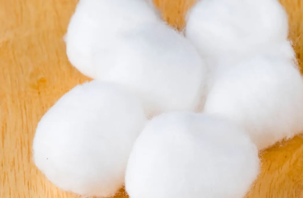 Truco casero: para qué sirve meter bolitas de algodón en el freezer