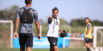Guillermo Farré, con el mismo equipo o un 4-4-2 para la visita de Belgrano a Güemes (Prensa Belgrano).