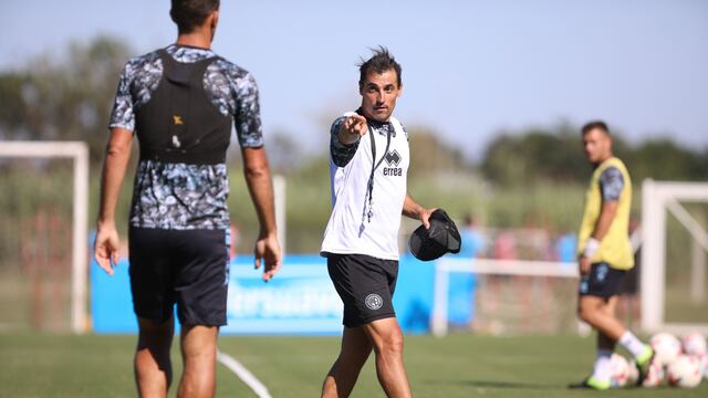 Guillermo Farré, con el mismo equipo o un 4-4-2 para la visita de Belgrano a Güemes (Prensa Belgrano).