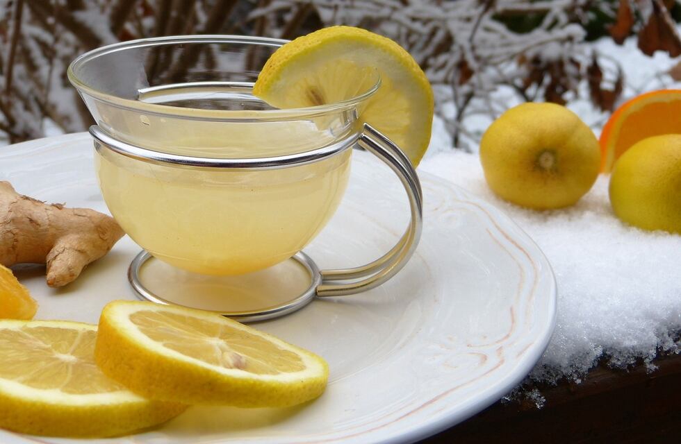 Cambio de estaciones: por qué tomar limón y miel para aliviar el resfrío y la tos