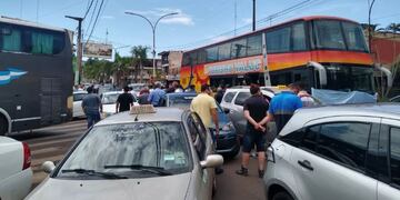 Golpes y forcejeos en la manifestación de transportistas en Puerto Iguazú.