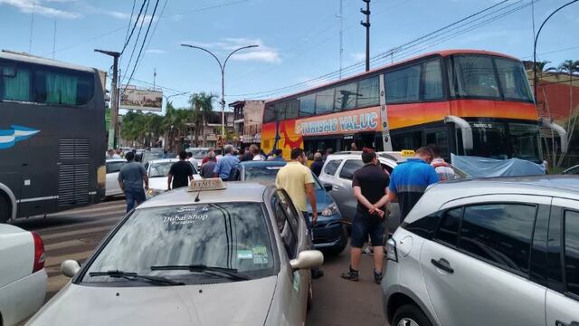 Golpes y forcejeos en la manifestación de transportistas en Puerto Iguazú.