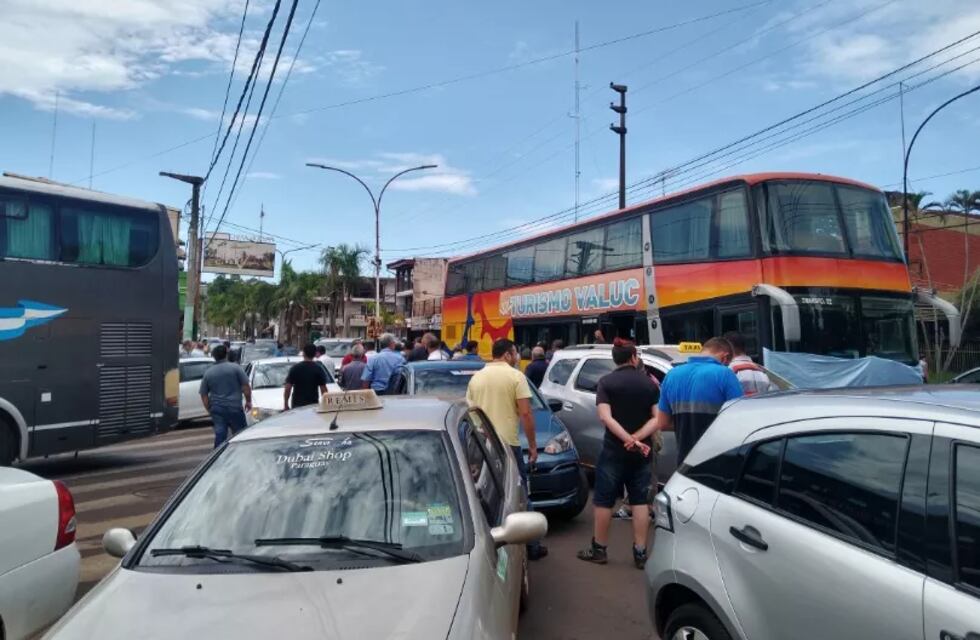 Golpes y forcejeos en la manifestación de transportistas en Puerto Iguazú