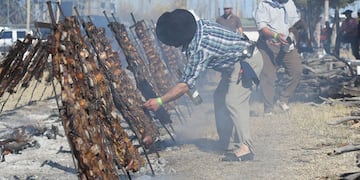 El almuerzo de los costillares al ensartador de la 41° Fiesta Nacional de la Ganadería de Zonas Áridas en General Alvear. Foto: Ignacio Blanco / Los Andes