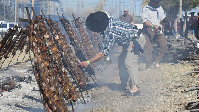 El almuerzo de los costillares al ensartador de la 41° Fiesta Nacional de la Ganadería de Zonas Áridas en General Alvear. Foto: Ignacio Blanco / Los Andes