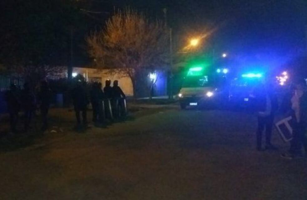 Disparos en Cristalería: un grupo de vecinos quiso linchar a un acusado de abuso en Rosario