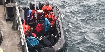 En la Antártida, personal de la Armada Argentina, asistió a navegantes.