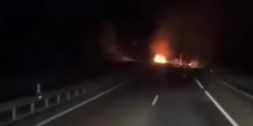 El video en el que un auto pasa por el lugar del accidente.