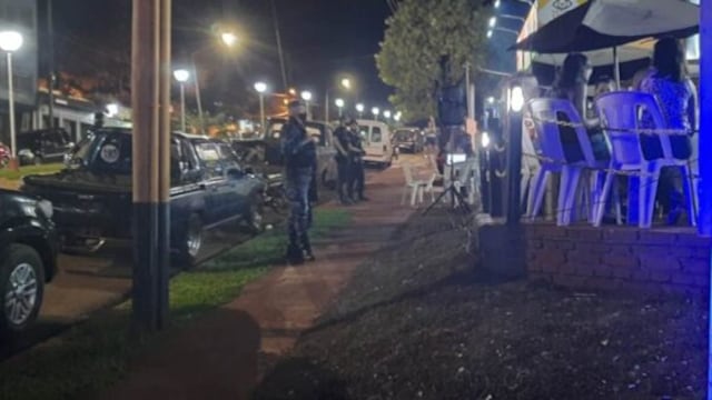 El público aglomerado incumplía con los protocolos sanitarios y distanciamiento social.