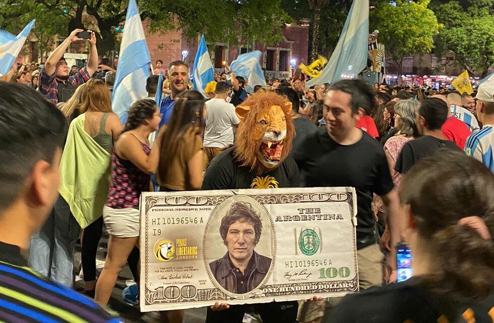 Motosierras y leones: así son los festejos en Córdoba por la histórica victoria de Milei en el balotaje