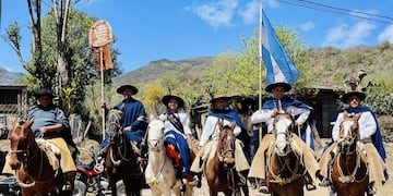 Integrantes del Centro Gaucho Tradición, una de las entidades que sostienen la vigencia de la cultura gaucha en la provincia y el norte argentino.