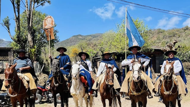 Integrantes del Centro Gaucho Tradición, una de las entidades que sostienen la vigencia de la cultura gaucha en la provincia y el norte argentino.