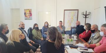 Reunión entre dirigentes comunales, el senador Alcides Calvo y funcionarios provinciales del Ministerio de Salud