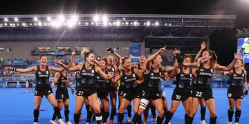 El equipo de Las Leonas festeja el pase a la final de los Juegos Olímpicos Tokio 2020, tras vencer 2-1 a la India.