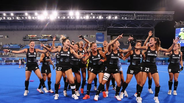 El equipo de Las Leonas festeja el pase a la final de los Juegos Olímpicos Tokio 2020, tras vencer 2-1 a la India.