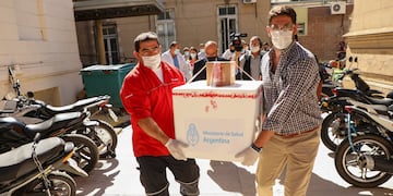 Las cajas fueron depositadas en el Hospital Cullen y otros centros de atención para el personal sanitario. (@minsaludsantafe)
