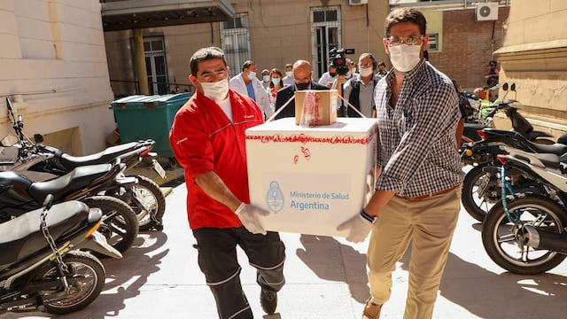 Las cajas fueron depositadas en el Hospital Cullen y otros centros de atención para el personal sanitario. (@minsaludsantafe)