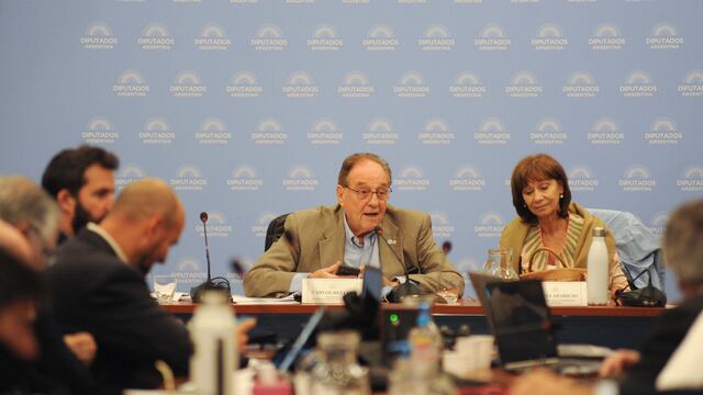 Carlos Heller, presidente de la Comisión de Presupuesto, en el debate de este miércoles (Foto: Federico López Claro)