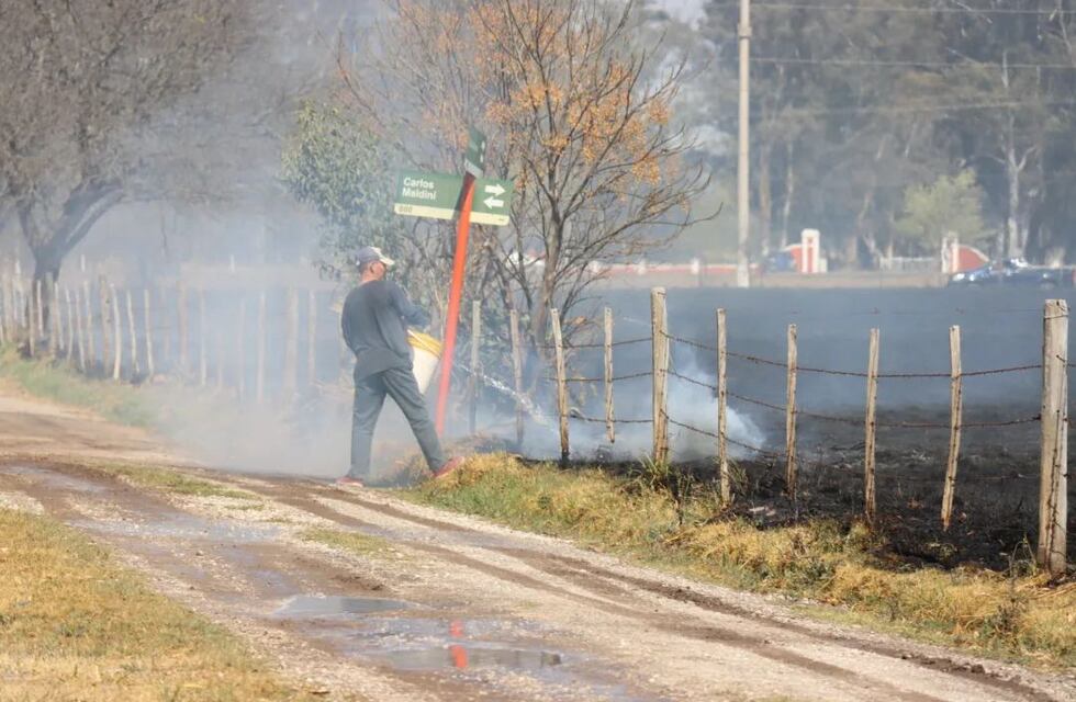 Vecinos de El Fuertecito se unieron a los bomberos para poder sofocar el fuego