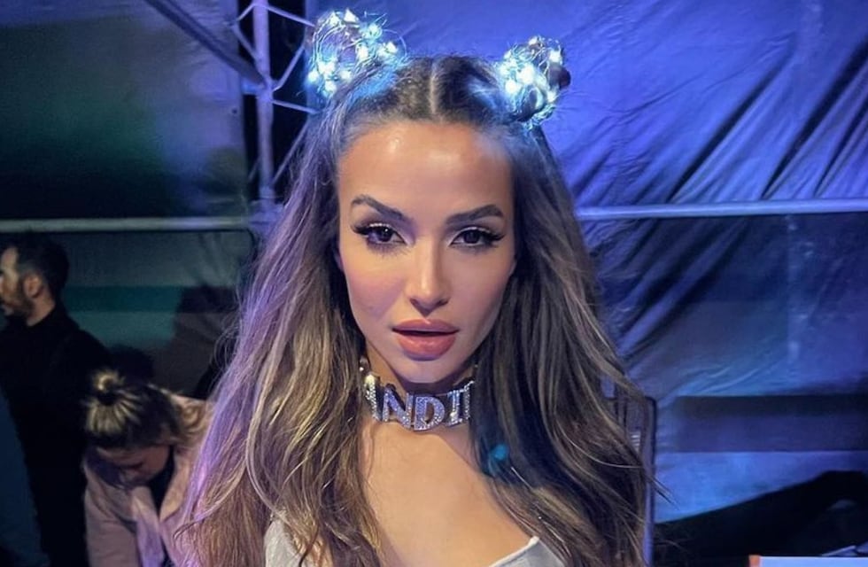 Brenda Asnicar posó con un blazer y sin ropa interior por debajo: “Soy el juego”
