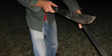 San Vicente: atacó a su familia con un machete y terminó detenido.