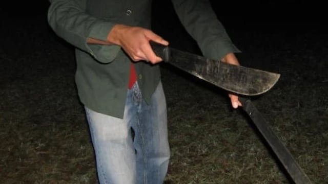 San Vicente: atacó a su familia con un machete y terminó detenido.