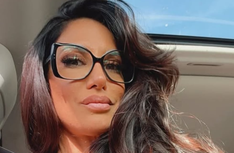 Como una princesa, Silvina Escudero sorprendió a sus fans con un vestido a puro brillo y un escote mega hot