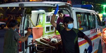 Decenas de muertos y heridos tras dos explosiones en las afueras del aeropuerto internacional de Kabul, Afganistán.