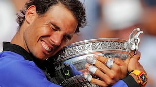 El español Rafael Nadal sostiene el trofeo mientras celebra haber ganado su décimo título del Abierto de Francia contra el suizo Stan Wawrinka durante el partido final masculino del torneo de tenis del Abierto de Francia en el estadio Roland Garros, en París, Francia, el domingo 11 de junio de 2017. (Foto AP/Christophe Ena)