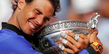 El español Rafael Nadal sostiene el trofeo mientras celebra haber ganado su décimo título del Abierto de Francia contra el suizo Stan Wawrinka durante el partido final masculino del torneo de tenis del Abierto de Francia en el estadio Roland Garros, en París, Francia, el domingo 11 de junio de 2017. (Foto AP/Christophe Ena)