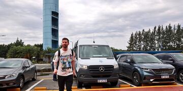 Lionel Messi llegó a la Argentina pasadas las 10:15 junto a su esposa e hijos.