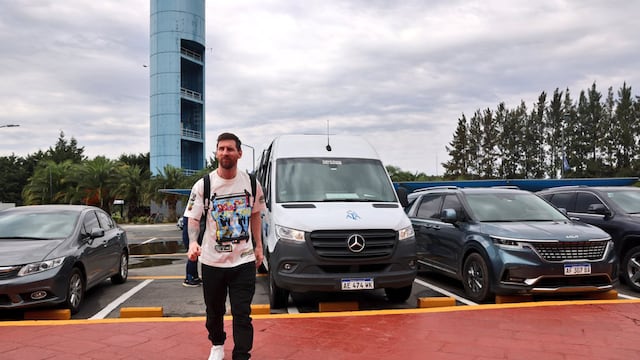 Lionel Messi llegó a la Argentina pasadas las 10:15 junto a su esposa e hijos.