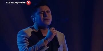 El cordobés Francisco Benítez interpretó "Universo Paralelo" y accedió a la semifinal de La Voz Argentina.