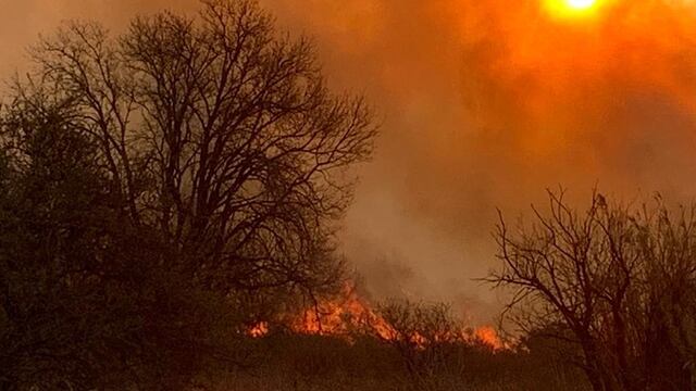 Bomberos combaten un incendio en Malagueño. (Foto gentileza Pepe Tobal)