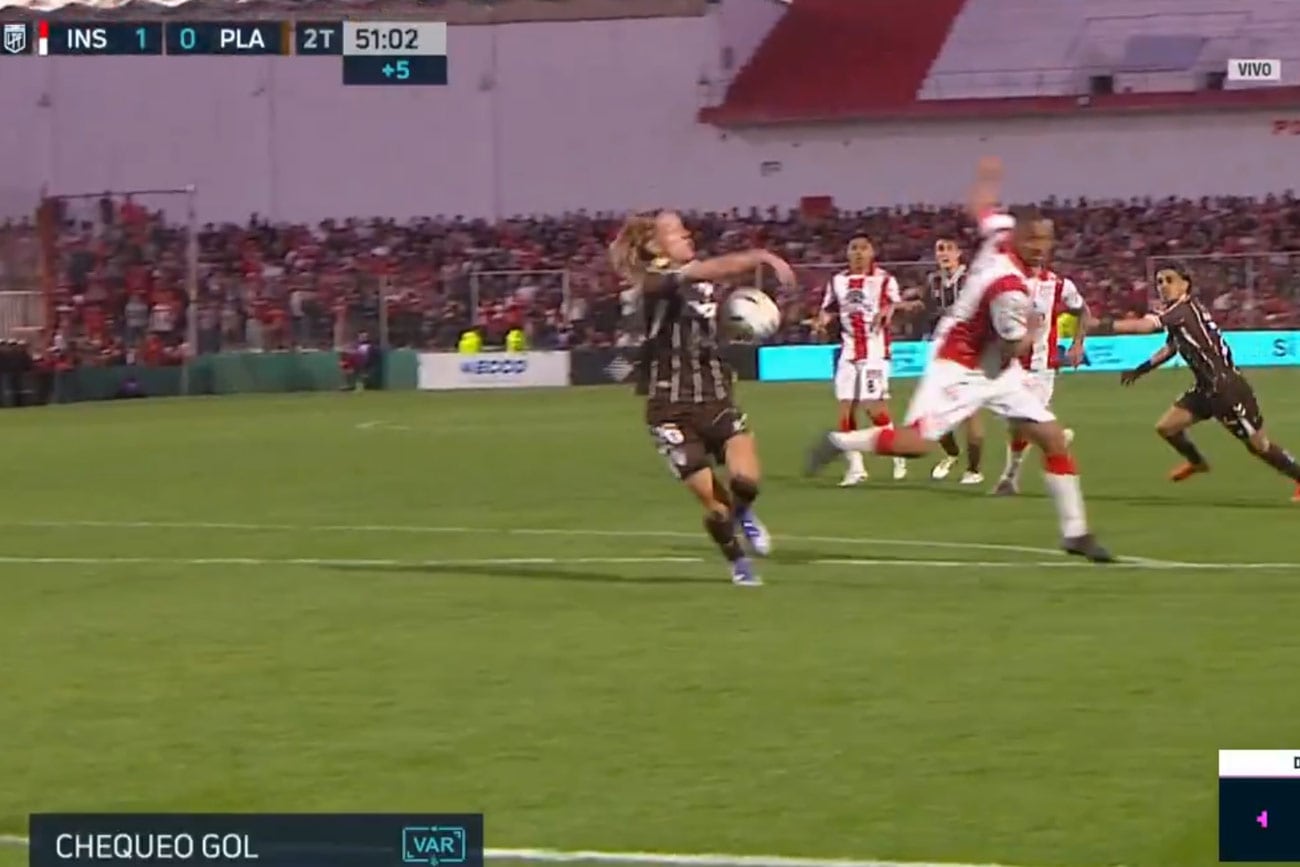 La ¿mano? de Ignacio Schor en la jugada del empate de Platense ante Instituto. (Captura de TV)