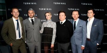 Margot Robbie en la alfombra roja junto a otros actores y el productor Josey McNamara.