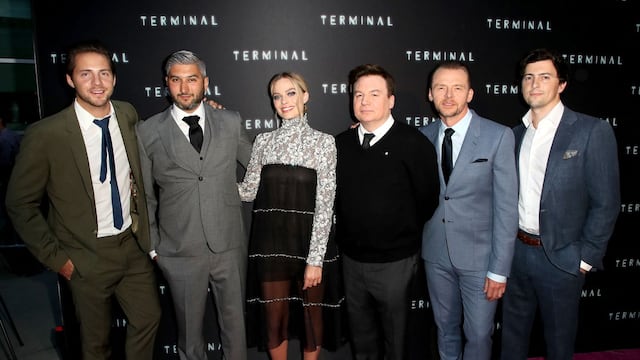 Margot Robbie en la alfombra roja junto a otros actores y el productor Josey McNamara.