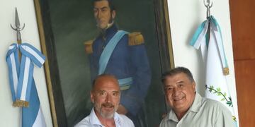 Luis Giachino, hijo de Delicia Rearte de Giachino y hermano del héroe mendocino de malvinas recibe el reconocimiento de la Fundación Pedro Giachino.
