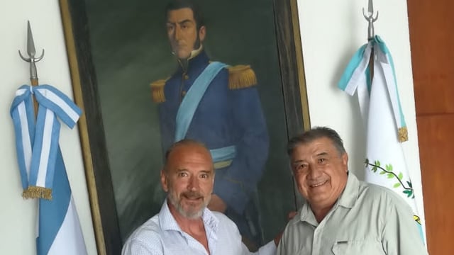 Luis Giachino, hijo de Delicia Rearte de Giachino y hermano del héroe mendocino de malvinas recibe el reconocimiento de la Fundación Pedro Giachino.