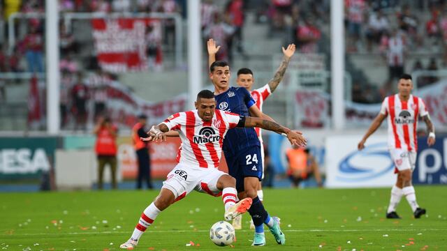 Fernando el Palomo Alarcón y Ramón Sosa, en el disputadísimo Instituto-Talleres (Pedro Castillo / La Voz).