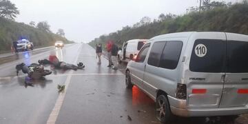 Choque entre un auto y una moto en Guaraní: hay dos heridos.
