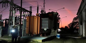 Operarios de la EPE trabajando en la reposición del servicio