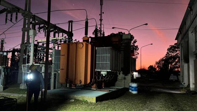 Operarios de la EPE trabajando en la reposición del servicio